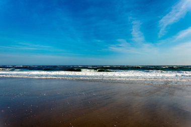 Issız bir sahilde okyanus dalgaları.