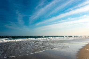 Issız bir sahilde okyanus dalgaları.