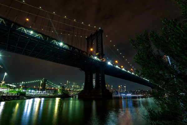 Widok Manhattan Bridge John Street Park Nocy — Zdjęcie stockowe