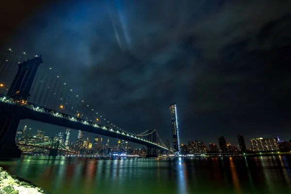 Widok Manhattan Bridge John Street Park Nocy — Zdjęcie stockowe