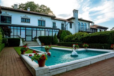 Centerport, New York, Usa - 6 Ekim 2017: The Vanderbilt Mansion, Long Island, Ny. William K. Vanderbilt Ii 'nin sahibi olduğu Eagles Nest olarak bilinen Gold Coast Mansion, günümüzde bir müze ve planetaryum..