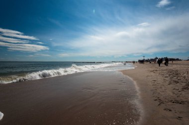 Güneşli bir bahar gününde Brighton Sahili 'nde okyanus dalgalarını dinlemek.