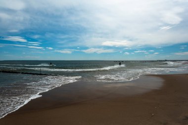 Güneşli bir bahar gününde Brighton Sahili 'nde okyanus dalgalarını dinlemek.