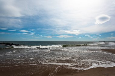 Güneşli bir bahar gününde Brighton Sahili 'nde okyanus dalgalarını dinlemek.