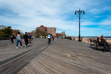 İnsanlar baharın ilk güneşli gününün keyfini çıkarıyorlar. Brighton Sahili, Brooklyn, New York, ABD
