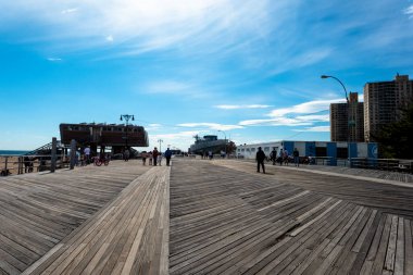 İnsanlar baharın ilk güneşli gününün keyfini çıkarıyorlar. Brighton Sahili, Brooklyn, New York, ABD