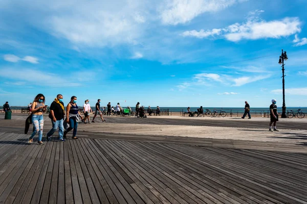 Pessoas Desfrutando Primeiro Dia Ensolarado Quente Primavera Brighton Beach Brooklyn Imagens De Bancos De Imagens Sem Royalties