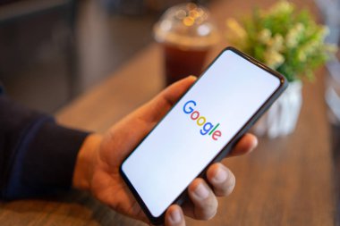 CHIANG MAI, THAILAND - Mar. 24,2019: Xiaomi Mi Mix 3 'ü tutan adam ekranda google araması yapıyor. Google dünyanın en büyük internet arama motoru ve online reklam teknolojisidir.
