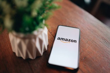 CHIANG MAI, THAILAND - Mar. 24,2019: Xiaomi Mi Mix 3 cep telefonu ve Amazon uygulamaları. Amazon, bir Amerikan uluslararası elektronik ticaret şirketidir. Dünyanın en büyük çevrimiçi perakendecisi..