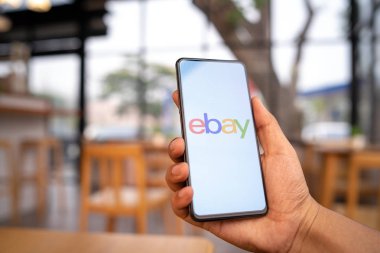 CHIANG MAI, THAILAND - Mar. 23,2019: Ekranda eBay uygulamaları olan Xiaomi Mi Mix 3 'ü tutan adam. eBay, internette mal ve hizmet satın almanın ve satmanın en popüler yollarından biri..