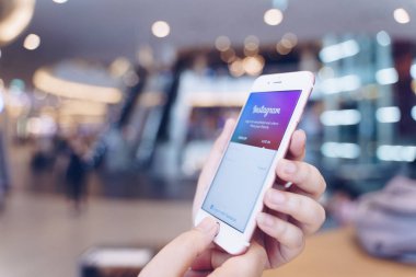 Kadının elleri kredi kartını tutuyor ve online alışveriş için dizüstü bilgisayarın klavyesine yazı yazıyor. Satın alma için ödeme. İnternet alışverişi, online ödeme, e ticaret.