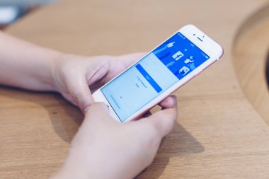 Kadının elleri kredi kartını tutuyor ve online alışveriş için dizüstü bilgisayarın klavyesine yazı yazıyor. Satın alma için ödeme. İnternet alışverişi, online ödeme, e ticaret.