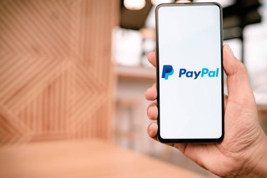 CHIANG MAI, THAILAND - Mar. 23,2019: Xiaomi Mi Mix 3 'ü elinde tutan adam ve PayPal uygulamaları ekranda. PayPal bir çevrimiçi elektronik ödeme sistemidir..