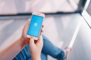 Chiang Mai, Tayland - Nis.08,2019: Ekranda Linkedin uygulaması ile Apple iphone 6s Rose Gold tutan kadın. Linkedin bir iş ve istihdam odaklı sosyal ağ hizmetidir.
