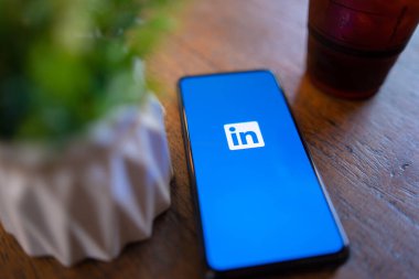 CHIANG MAI, THAILAND - Mar. 24,2019: Xiaomi Mi Mix 3 cep telefonu ve Linkedin uygulaması ekranda. Linkedin bir iş ve istihdam odaklı sosyal ağ hizmetidir..