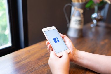 Chiang Mai, Tayland - Nis.08,2019: Ekranda facebook uygulaması ile Apple iphone 6s Rose Gold tutan kadın. Facebook popüler bir ücretsiz sosyal medya bilgi paylaşımı ve ağ için kullanılır
