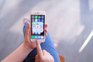 Chiang Mai, Tayland - Nis.08,2019: Ekranda sosyal medya simgeleri ile Apple iphone 6s Rose Gold tutan kadın. Sosyal medya en popüler araçtır. Akıllı telefon yaşam tarzı. Sosyal medya uygulamasının başlatılması.