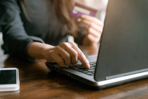 Las Manos Mujer Sosteniendo Tarjeta Crédito Escribiendo Teclado Computadora Portátil — Foto de Stock