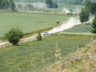Mücadeleler Masurian manzara arka planı ralli.