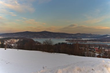 Kışın Polaczyk 'te günbatımı.