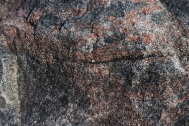 Arka plan olarak taş duvar. Dekoratif doğal taş. Evin dış cephesinin doğal dekorasyonu, bina