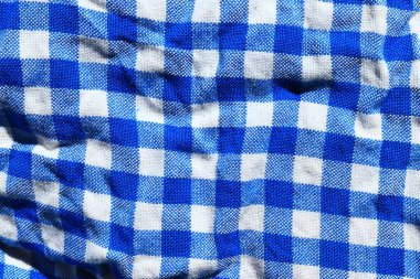 Mavi kareli kumaş. Mavi ve beyaz kareli kumaş. Ekose kumaşlar, masa örtüleri, kıyafetler, gömlekler, elbiseler. Yakın plan mavi kumaş örneği.
