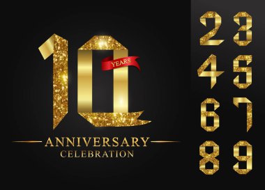 10 - 90 yıl yıldönümü, 0 - 9 numaraları. Siyah arkaplan ve kırmızı kurdele, vektör tasarımı için davetiye, tebrik kartı numaraları altın şeritler.