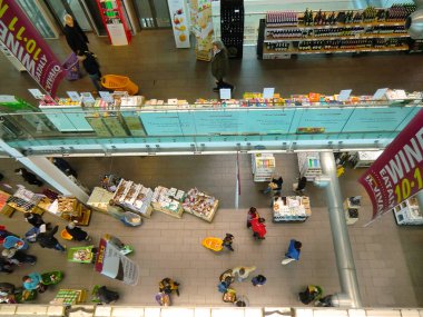 Dan yukarıda Eataly, Roma, İtalyan gıda Market ve restoran görüntüleyin. Eski Terminal Ostiense, İtalya