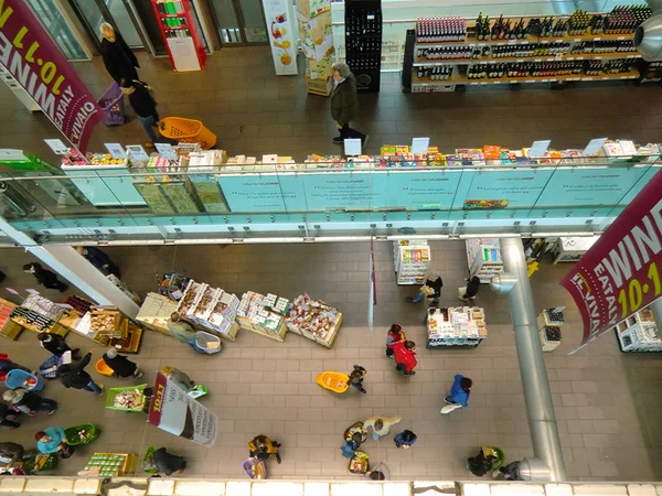 Dan yukarıda Eataly, Roma, İtalyan gıda Market ve restoran görüntüleyin. Eski Terminal Ostiense, İtalya