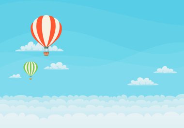 Mavi gökyüzünde bulutlarla uçan iki sıcak hava balonu.