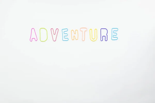 Lettere colorate per la parola avventura su sfondo bianco — Foto Stock