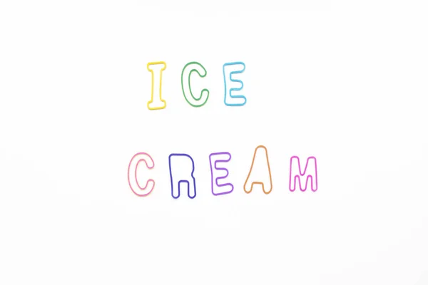 白い背景の上の単語のアイスクリームのカラフル文字 — ストック写真