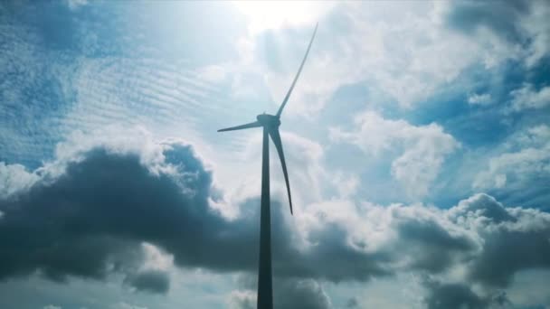 Turbine Eoliche Sulla Strada Con Nuvole Sfondo — Video Stock