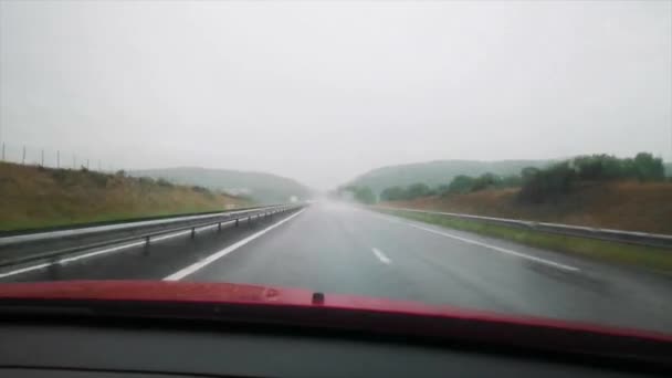 Οδήγηση Μια Βροχερή Μέρα Υαλοκαθαριστήρες Κίνηση — Αρχείο Βίντεο
