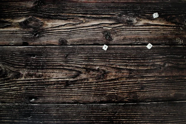 Drei weiße Würfel auf einen Holztisch geworfen — Stockfoto