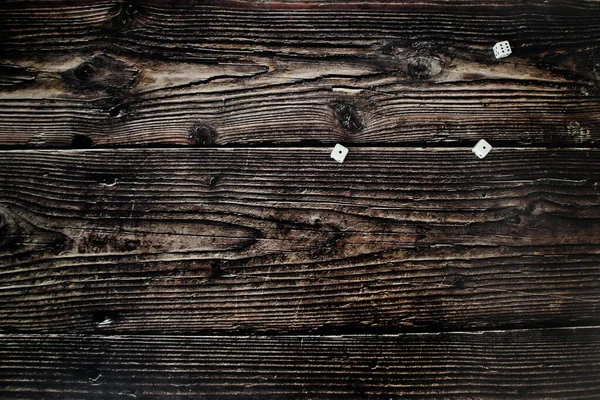 Tres dados blancos tirados sobre una mesa de madera Imagen De Stock