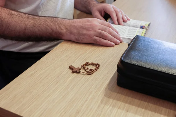 MAN MEMBACA BIBLE DENGAN ROSARY WOODEN — Stok Foto