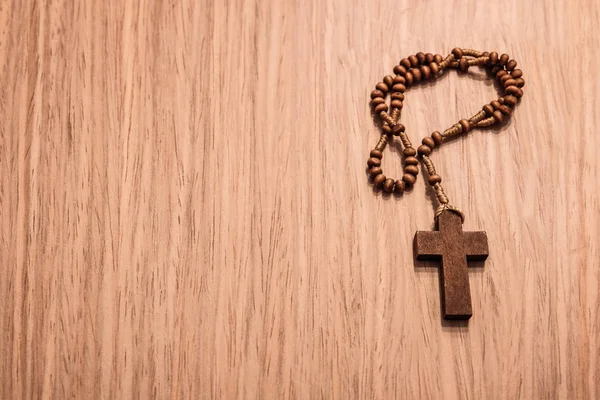 TUTUP UP OF A WOODEN ROSARY ON TABLE Stok Lukisan  