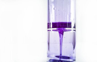 Beyaz arkaplanda mor lav lambası