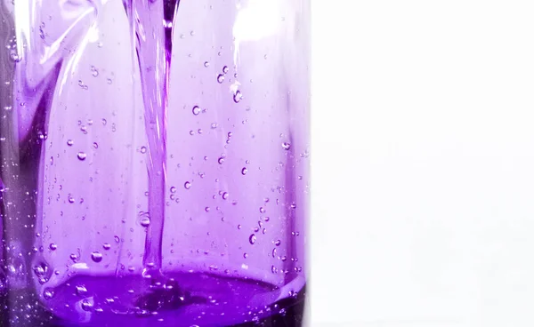 白い背景に紫色の溶岩ランプの閉鎖 — ストック写真