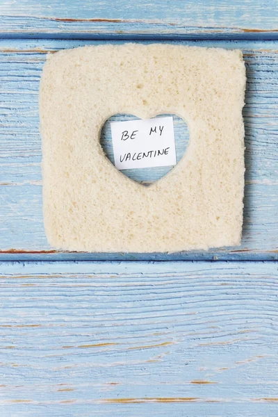Mensaje de amor dentro de una rebanada de sándwich con un corazón — Foto de Stock