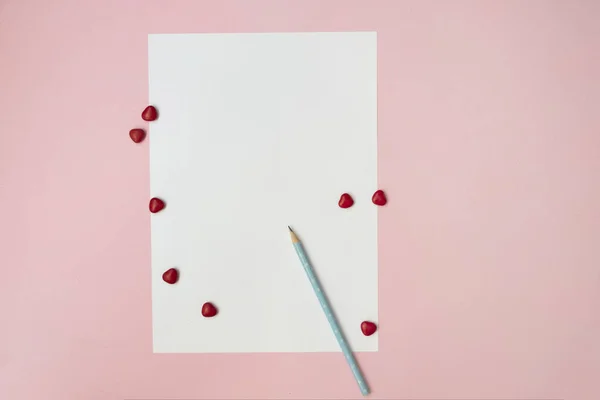 ピンクの背景に大きな赤いハートの白いシートと青い鉛筆 — ストック写真