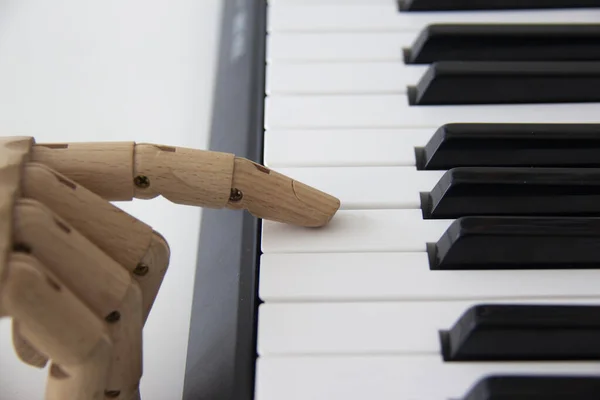 Close up van een houten hand die een elektronisch toetsenbord bespeelt Stockfoto