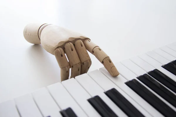 Vista superior de una mano de madera tocando un teclado electrónico Imágenes De Stock Sin Royalties Gratis