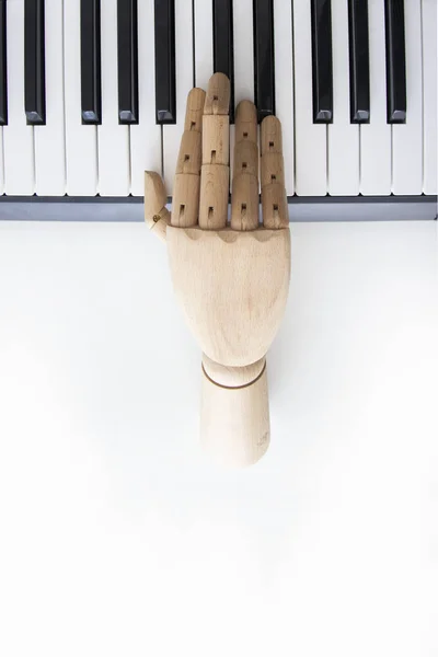 Vista aérea de una mano de madera tocando un teclado electrónico Fotos De Stock Sin Royalties Gratis