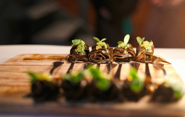 Deniz yosunu ve havyar kesme tahtası