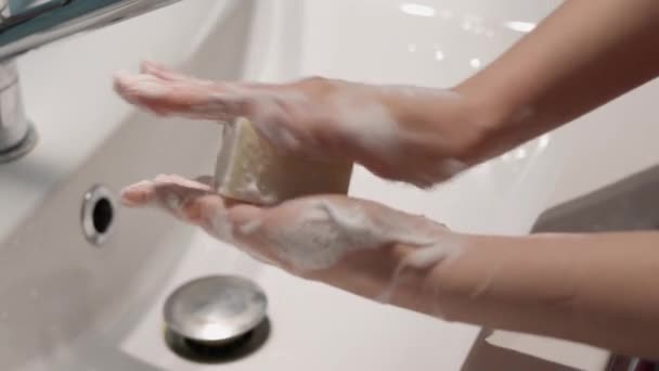 美女的手在洗脸盆用泡沫洗手 洗净皮肤 让水从手上流过 健康和美的概念 在浴室里 — 图库视频影像