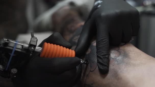 Primer Plano Tatuador Hace Tatuaje Brazo Hombre Una Alta Resolución — Vídeo de stock