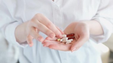 Genç bir kız PM2.5 tozuna ve yayılan koroner virüse karşı maske takıyor. O bir sağlık aşığıdır ve her zaman kendi başının çaresine bakar. COVID 19. Coronavirus maskesi