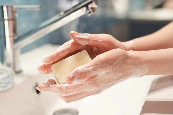 Mycie Rąk Mydlaną Kobietą Celu Zapobiegania Wirusom Korony Higieny Aby — Zdjęcie stockowe